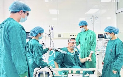 'Vợ khỏe không?' - Dòng chữ sau ca ghép phổi 8 giờ khiến vợ bật khóc