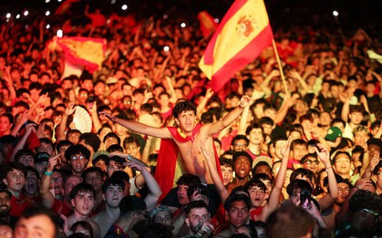 Tây Ban Nha vô địch World Cup, người dân ăn mừng cuồng nhiệt gây loạt rung chấn địa chất