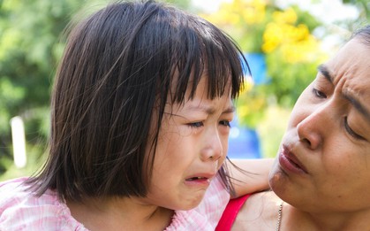 Khoa học não bộ cảnh báo: Hành động này của cha mẹ đang "làm hỏng" vùng vỏ não trước trán của trẻ!