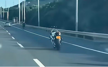 Đang ngồi ô tô, người đàn ông phát hiện xe máy "ma" tự lái: Bám theo gần 3km mới thấy kết cục