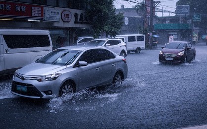 Vì sao bạn cứ vừa rửa xe xong là trời lại đổ mưa rào?