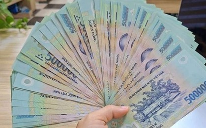Kiểm tra tàu bay sau khi hạ cánh tại sân bay Nội Bài, 1 thợ máy phát hiện cọc tiền 70 triệu đồng và 2.200 USD bị bỏ lại