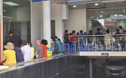 Người dân đang đi bán vàng miếng SJC đông bất thường