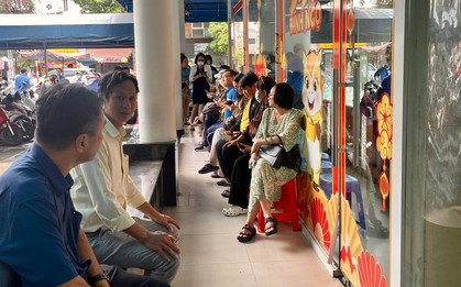 Cảnh hiếm thấy ở SJC: Khách chen nhau bán vàng, chờ cả ngày chưa tới lượt