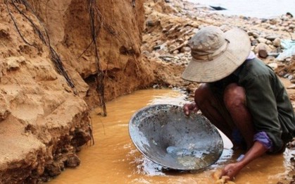 Phát hiện người đàn ông đi làm hầm mỏ bỗng xây nhà to, trả hết nợ, còn chia bết tiền cho gần 20 người thân