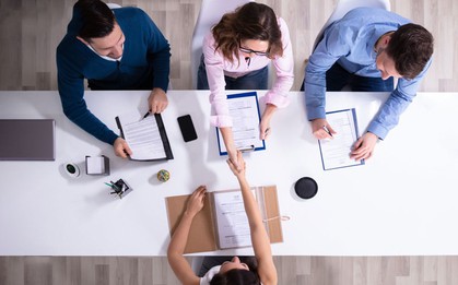 Nhà tuyển dụng hỏi "khi nào bạn có thể bắt đầu làm việc?", sếp 33 năm kinh nghiệm tiết lộ: câu trả lời này khiến bạn bị loại ngay