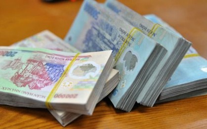 Công an điều tra cọc tiền mặt 100 triệu đồng nằm chỏng chơ bên đường, người phụ nữ ở Hà Nội được mời làm việc với cơ quan chức năng