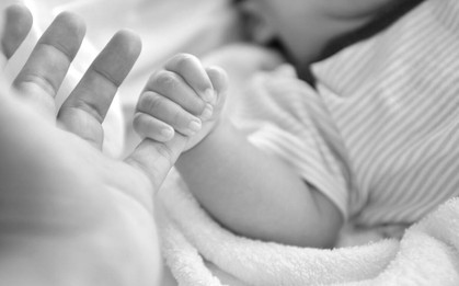 Mẹ mải đi nhậu, bỏ quên con gái 2 tháng tuổi bệnh đến chết