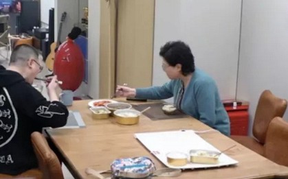 Bức ảnh này có gì BẤT THƯỜNG mà khiến nhiều người xem xong phải thốt lên: "Tuổi thơ của con chính là tuổi già của cha mẹ"!