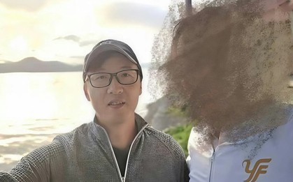 Người đàn ông phát hiện "bí mật động trời" sau khi giúp người lạ chụp ảnh