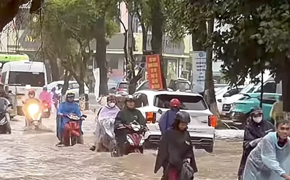 Mưa lớn kéo dài, nhiều tuyến đường ở Phú Quốc ngập sâu