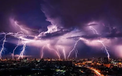 Hà Nội, Ninh Bình, Hưng Yên hứng chịu hàng trăm cú sét đánh