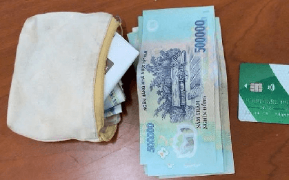 Phát hiện chiếc ví chứa xấp tiền mệnh giá 500.000 đồng và 1 thẻ ngân hàng tại 1 quán cà phê: Công an lập tức vào cuộc xác minh