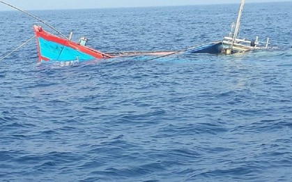 Dông lốc đánh chìm tàu cá ở Trường Sa, 33 ngư dân được cứu, 3 người mất tích