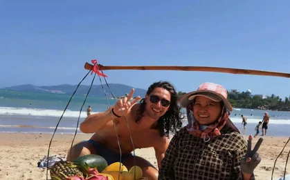 Bà bán hàng rong hát tiếng Anh nổi tiếng Nha Trang bị xử lý vi phạm