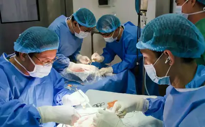 Vợ hiến thận cứu chồng trong ca ghép lần 3 với 'rừng' mạch máu vôi hóa