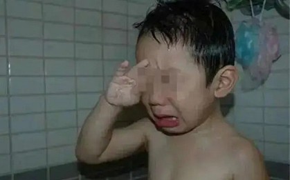 Bé trai 2 tuổi cứ tắm là khóc, bác sĩ khám không ra bệnh, bà nội mới ngập ngừng nói ra sự thật
