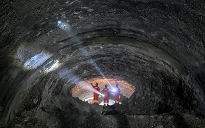 Láng giềng Việt Nam thả cỗ máy khổng lồ xuống nước, khoan xuyên nhiều lớp đất đá, lộ diện 'kỳ quan' chưa từng có dưới con sông dài thứ 3 thế giới