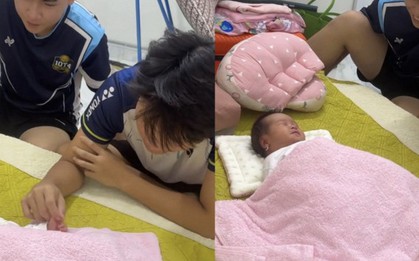 Mẹ bất ngờ sinh em gái sau 17 năm, hành động của 2 anh trai khiến nhiều người “tan chảy”