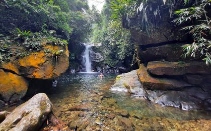 Cách Hà Nội 100km có con suối lạ với thác nước 7 tầng: Nghe tên nhiều người không dám đi