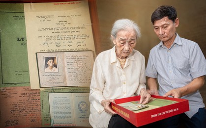 60 năm chờ đợi, người vợ 93 tuổi nghẹn ngào đón 96 trang kỷ vật của chồng liệt sĩ