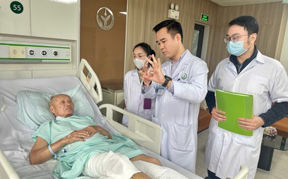 Hơn nửa thế kỷ đầu gối bị bắn nát liên tục chảy dịch vì vết đạn, cụ ông thương binh 85 tuổi khoẻ lại nhờ ca mổ 8 giờ