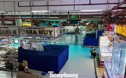 Ngỡ ngàng loạt tiệm vàng, kim cương "trùm mền" giữa chợ