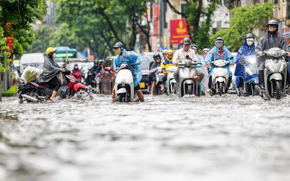 Hà Nội lý giải nguyên nhân ngõ 42 Giang Văn Minh ngập tới 40cm, nước rút chậm