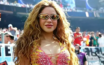 Shakira áp sát kỷ lục