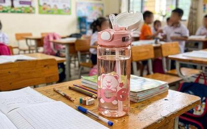 Chiếc bình nước này đang gây "sóng gió" trên MXH: Có gì mà khiến hội phụ huynh Việt Nam cãi vã, cho rằng đây là cách dạy con hư?