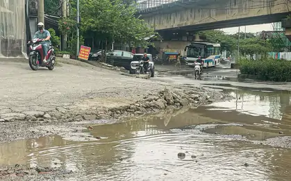 Đường nối Vành đai 3 Hà Nội xuống cấp, nhiều ổ gà nguy hiểm