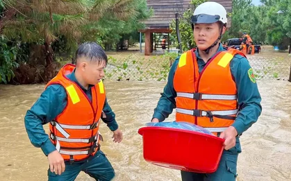 Mưa lớn xuyên đêm, nhiều nhà ở Bảo Lộc ngập sâu, khẩn trương di dời dân