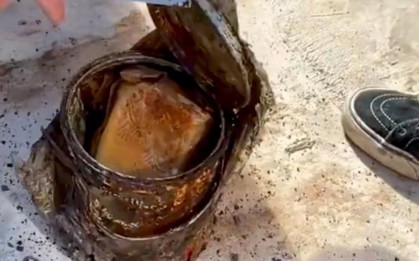 Phát hiện cọc tiền bí ẩn ở nơi không ngờ nhất trong nhà, cặp vợ chồng ngỡ ngàng khi kiểm đếm