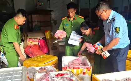 Phát hiện gần một tấn thịt heo, đùi gà hôi thối