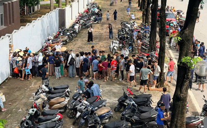 CĐV xếp hàng mua vé xem tuyển Việt Nam đấu Singapore tại ASEAN Cup