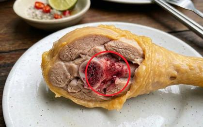 Thấy xương gà đỏ sau khi luộc, có nên ăn tiếp? Câu trả lời không như nhiều người nghĩ