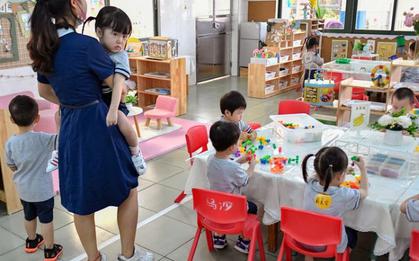 "Chỉ cần điện thoại đổ chuông hoặc có tin nhắn từ phụ huynh là tim trầm xuống" - Chia sẻ của cô giáo mầm non khiến ai nấy đồng cảm!