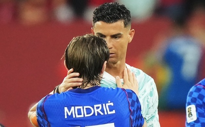 Ronaldo ôm chặt rồi thì thầm điều gì với Modric?