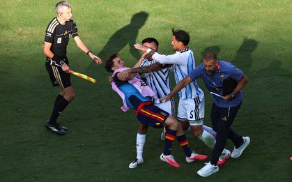 FIFA chính thức mở hồ sơ kỷ luật tuyển Argentina, đồng đội của Messi đối diện án phạt nặng