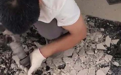 Con trai đi chân trần phát hiện điều lạ dưới nền nhà, người đàn ông vội gọi thợ đập gạch rồi tái mặt