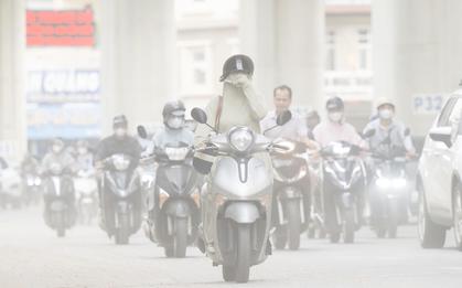 Bụi đất bủa vây đường Cầu Giấy, người dân Hà Nội khốn khổ vì ô nhiễm giữa công trường thi công