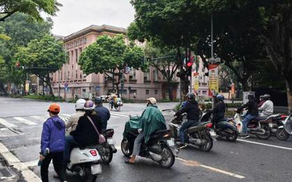 Người đi xe máy khi dừng đèn đỏ có được sử dụng điện thoại không? Cơ quan công an giải đáp