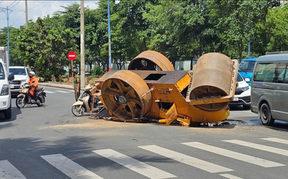 Xe lu lật ngửa giữa đường đông đúc ở TP.HCM, giao thông ùn ứ