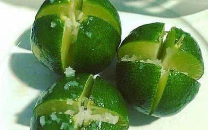 Vì sao ngày càng nhiều gia đình thích đặt đĩa chanh muối ở góc nhà?