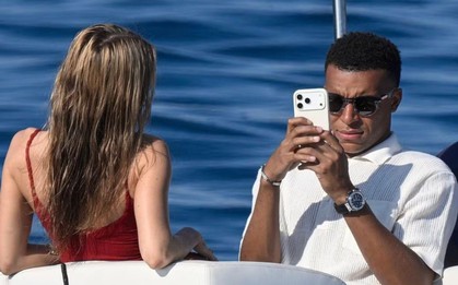 Có là Mbappe thì cũng phải chụp ảnh cho bạn gái