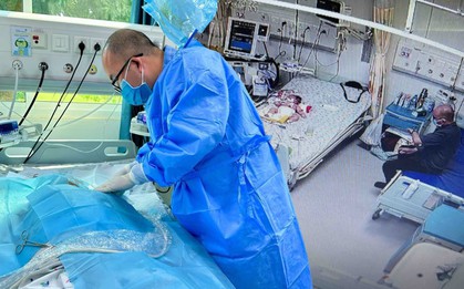 Bác sĩ TP.HCM nghẹn lòng trước tâm nguyện mang theo đôi dép của 1 người mẹ trước lúc qua đời: "Tôi có viết vào cuốn hồi kí Covid, nhưng chưa bao giờ đọc lần 2…"