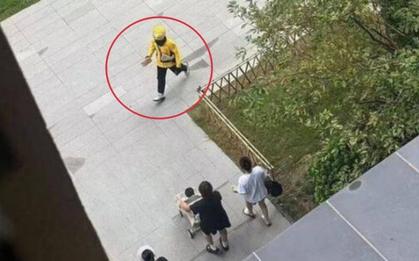 'Boa' cho shipper giao gấp món đồ cứu mạng, khách không ngờ bị dân mạng tấn công