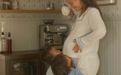Sinh 1 con khiến phụ nữ "già" thêm 5 tuổi, nhưng sinh 3-4 con lại có thể sống thọ hơn: Khoa học nói gì về nghịch lý này?