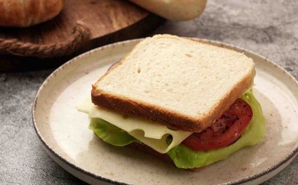 Người phụ nữ 50 tuổi bị loãng xương vì thường xuyên ăn bánh mì: Bác sĩ cảnh báo một chất âm thầm "rút" canxi khỏi xương