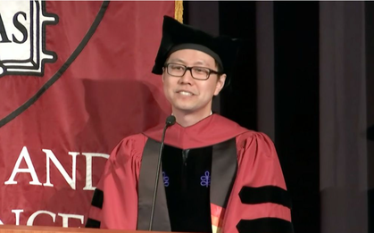 Chàng trai 2 lần bị trường đại học từ chối nay trở thành tiến sĩ Harvard, bài phát biểu gây xúc động